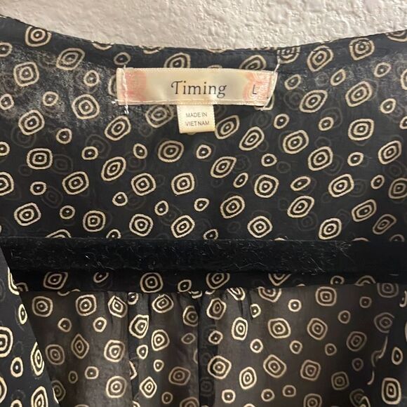 ✨Timing Black & Creme Roll Tab Long Sleeve Circles Blouse✨ - Picture 6 of 8